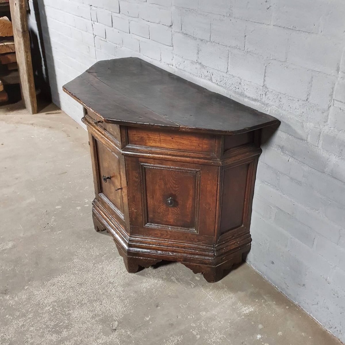 Antike italienische Anrichte ‘Credenza’ aus Kastanienholz – 17. Jahrhundert