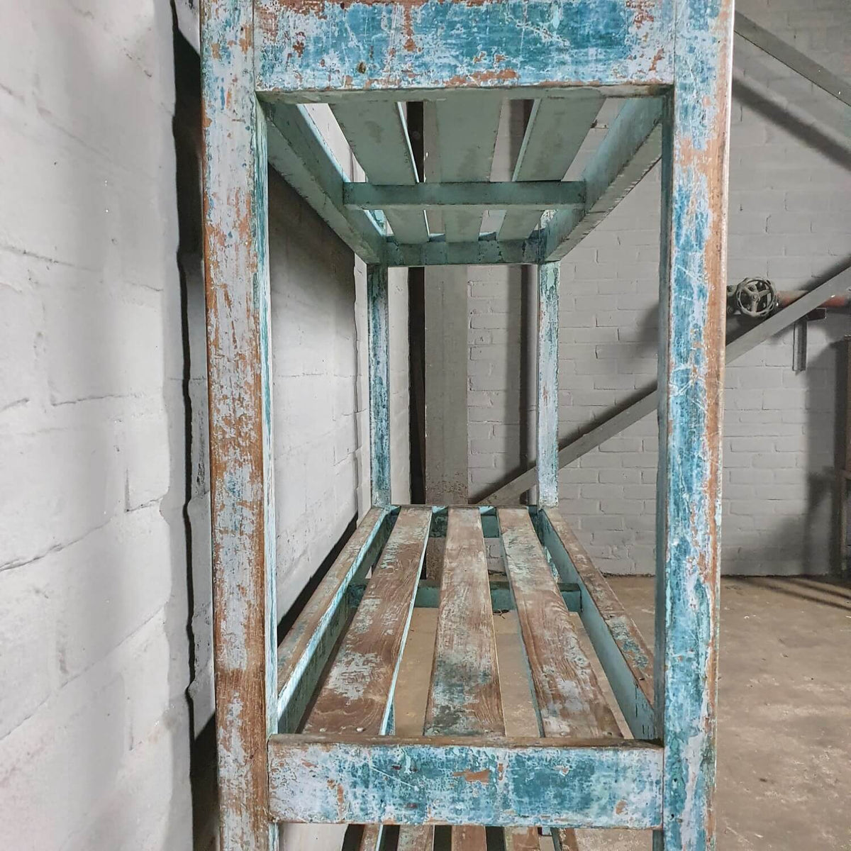 Vintage Lagerregal aus altem Holz mit blauer Patina