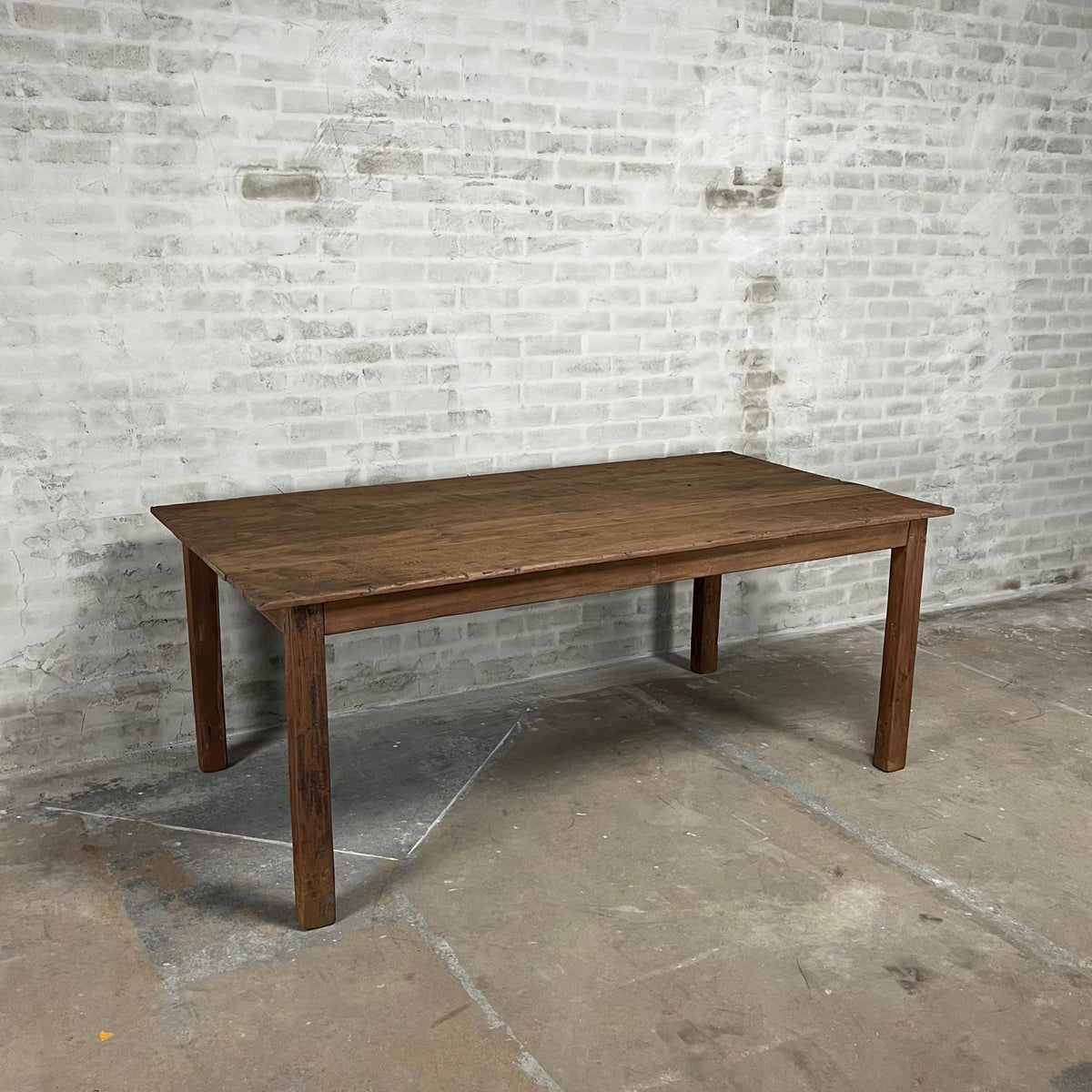 Landelijke antieke eettafel van oud hardhout