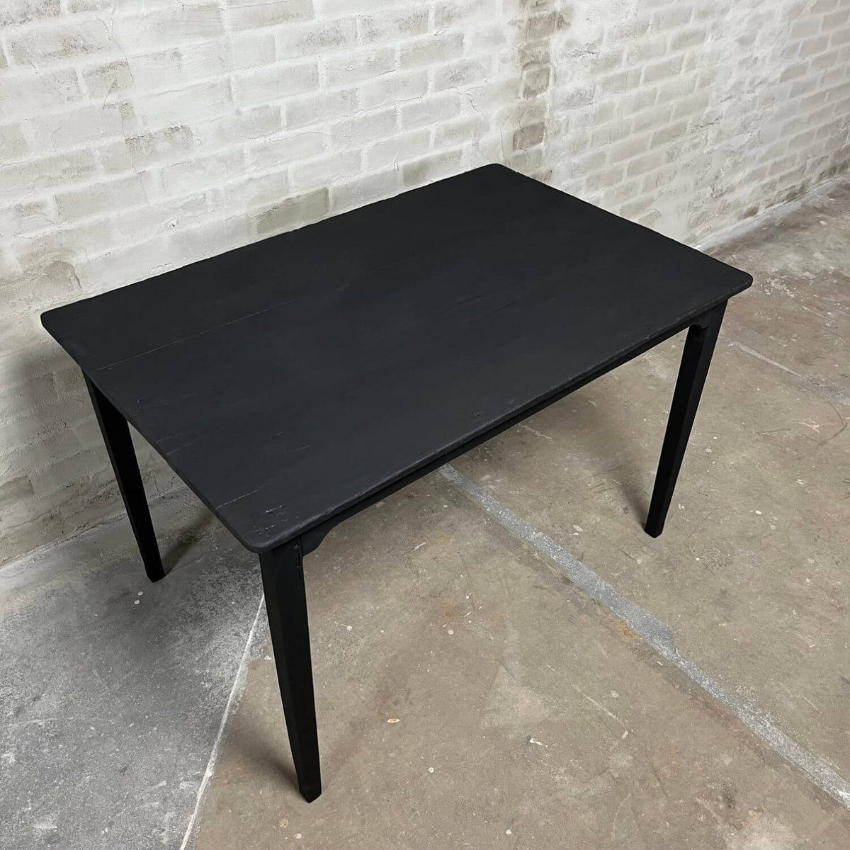 Kleiner schwarzer Esstisch aus heimischem Hartholz – Shou Sugi Ban – C003