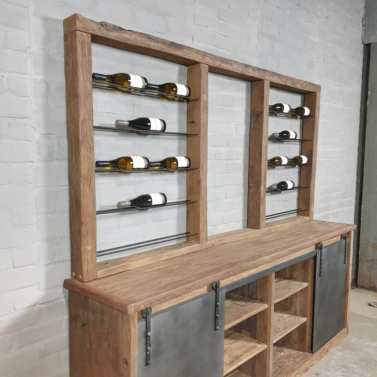 Weinshrank industriedesign aus Eiche mit Stahlschiebetüren – D010