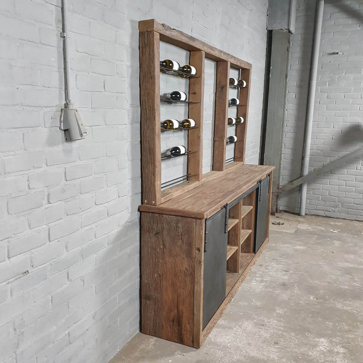 Weinshrank industriedesign aus Eiche mit Stahlschiebetüren – D010