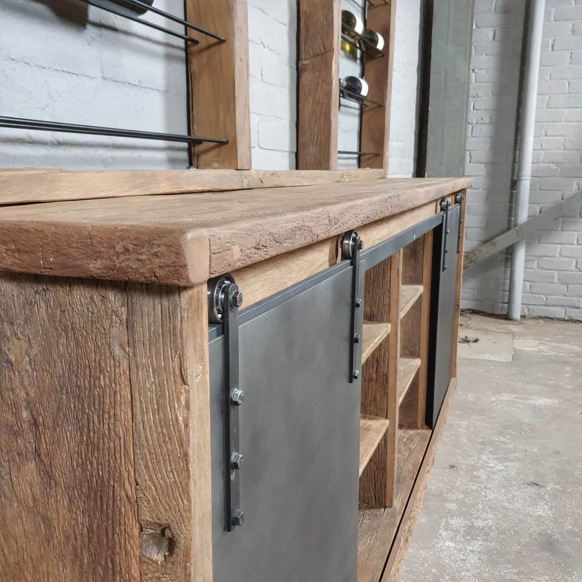 Weinshrank industriedesign aus Eiche mit Stahlschiebetüren – D010