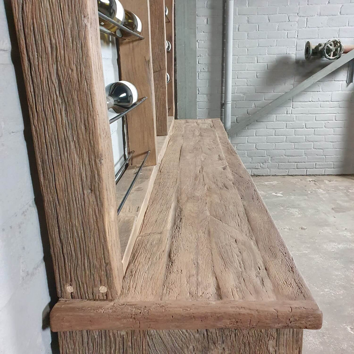 Weinshrank industriedesign aus Eiche mit Stahlschiebetüren – D010