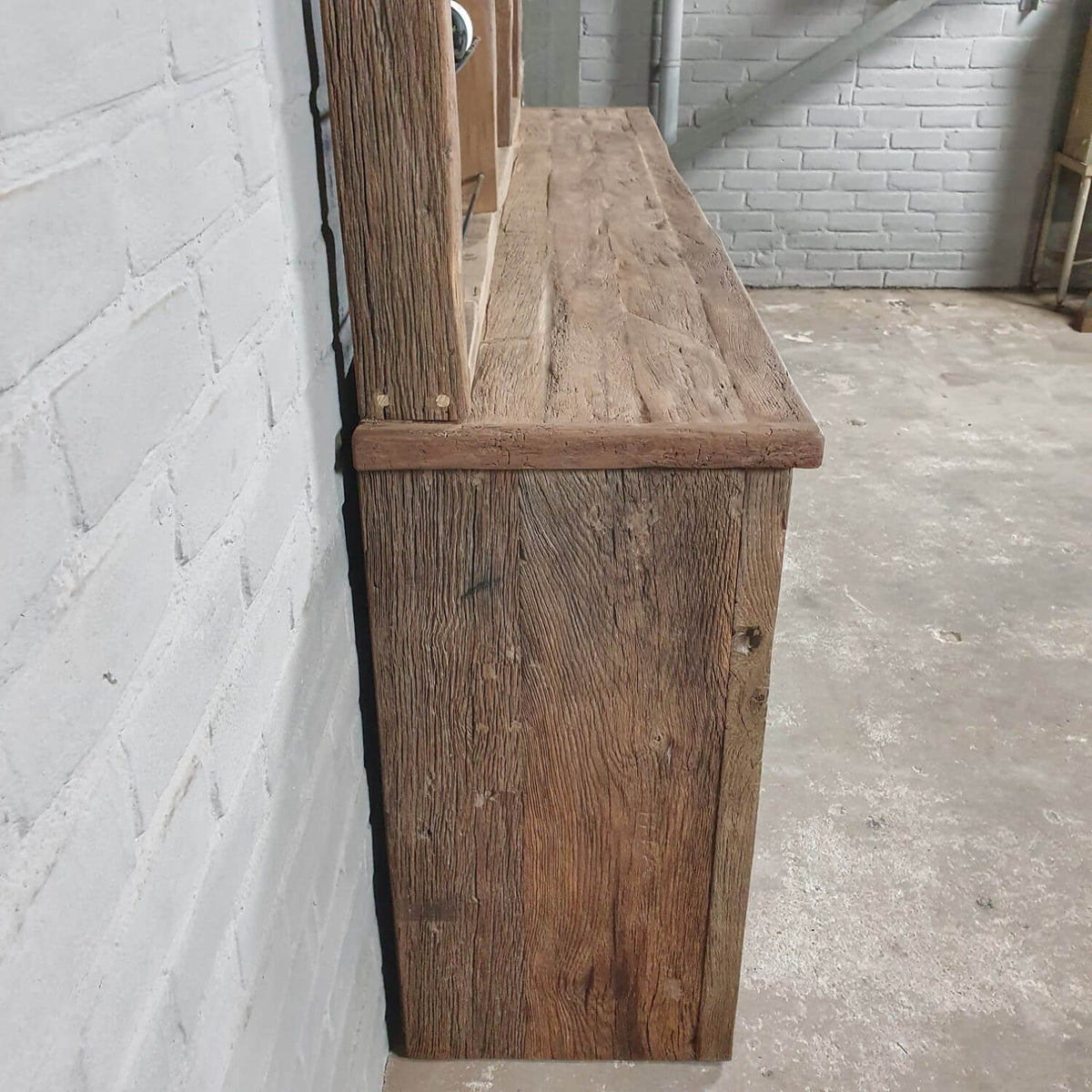 Weinshrank industriedesign aus Eiche mit Stahlschiebetüren – D010