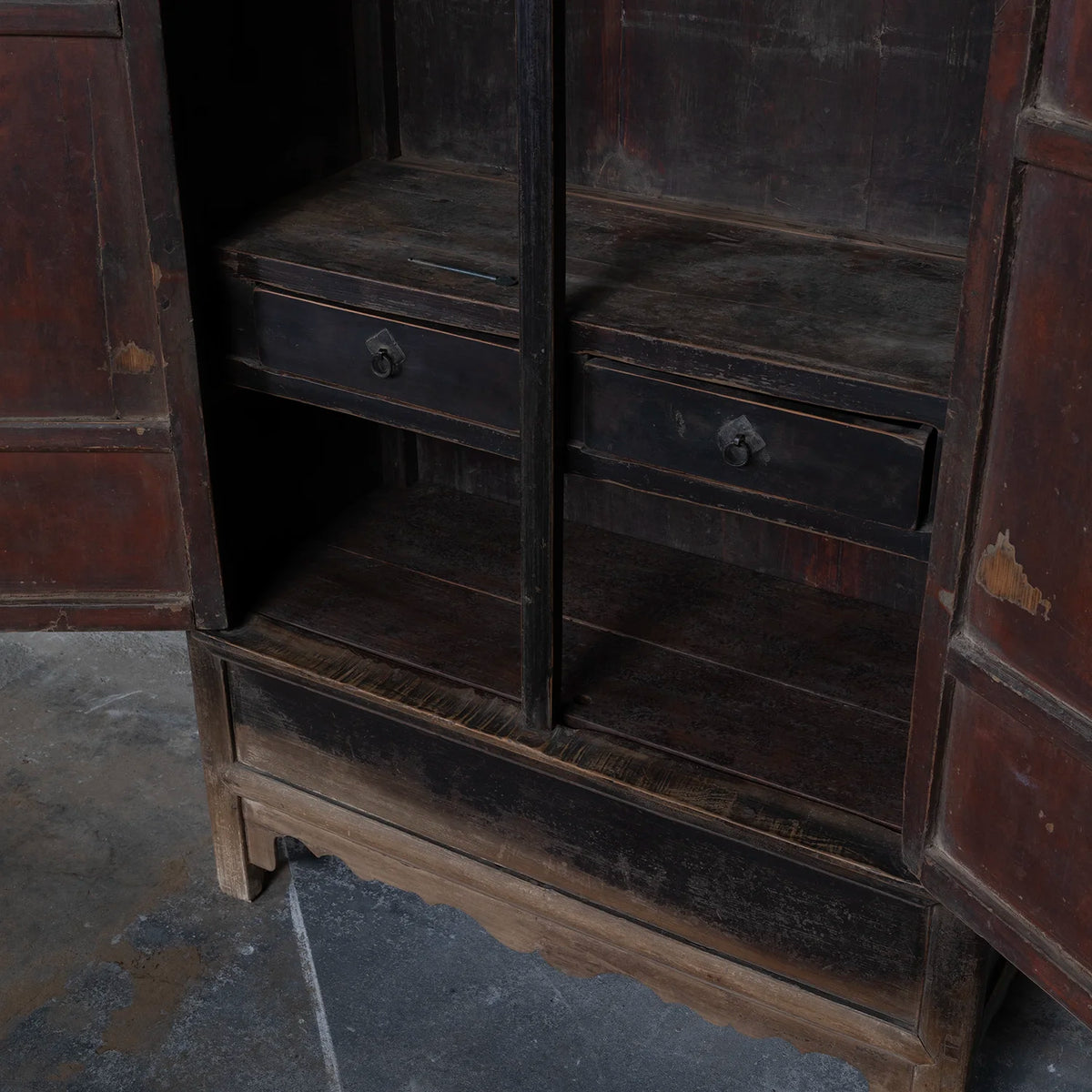 Alter chinesischer Schrank schwarz – Ulmenholz | 2-türig – D024