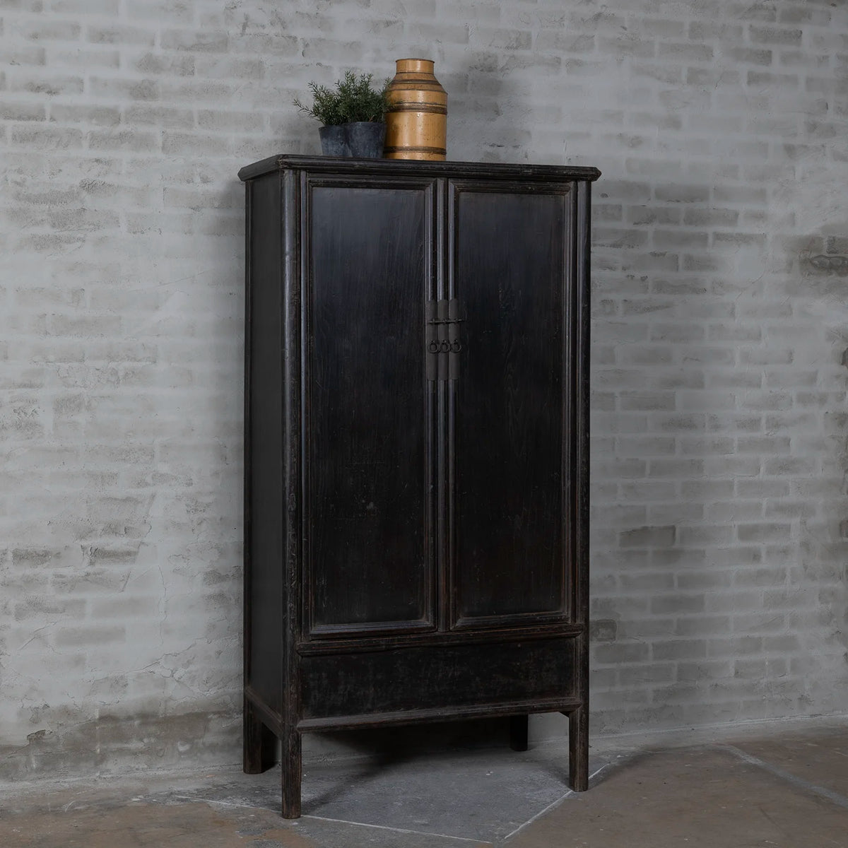 Alter chinesischer Schrank schwarz – Ulmenholz | 2-türig – D029