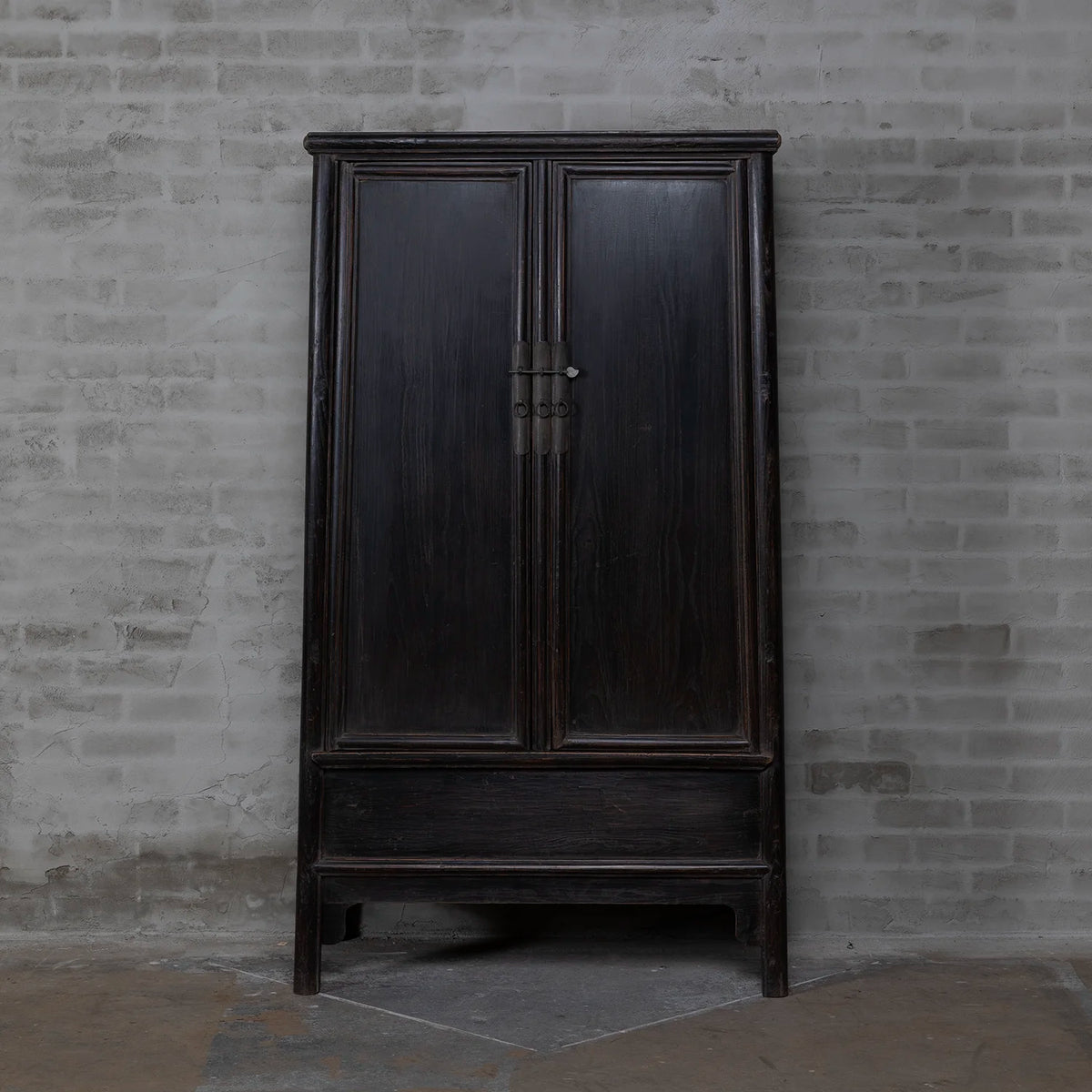 Alter chinesischer Schrank schwarz – Ulmenholz | 2-türig – D037