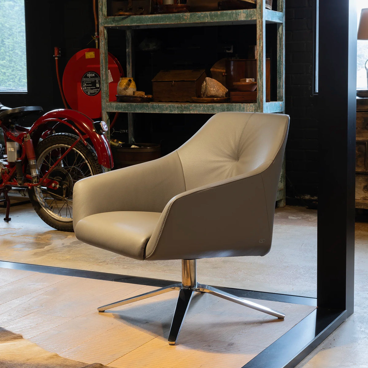 Luxe design draaistoel van Zwitsers topmerk DeSede