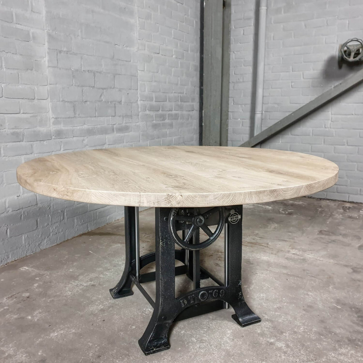 Runder Industriedesign Esstisch – Höhenverstellbar – DT34