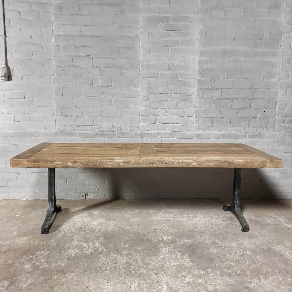 Industriedesign Eiche Esstisch mit Gusseisen Tischgestell – DT37