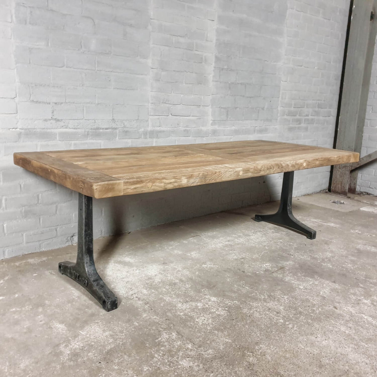 Industriedesign Eiche Esstisch mit Gusseisen Tischgestell – DT37