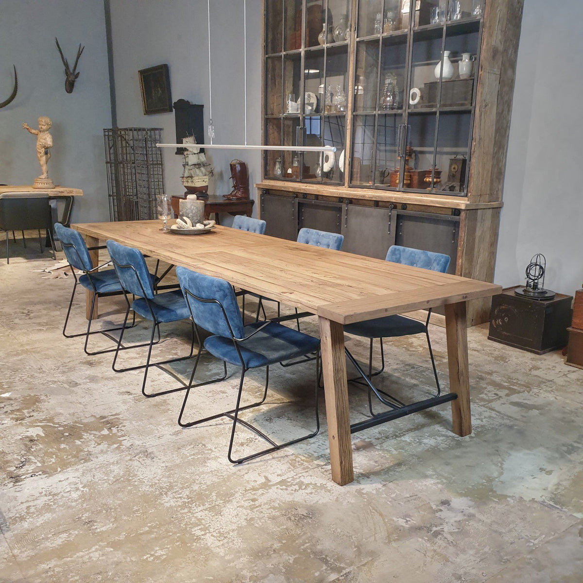 Rustieke eiken eettafel in de showroom van DT-69