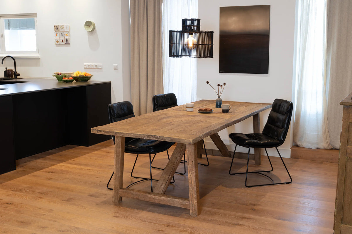 Eettafel Rothenburg gemaakt van hergebruikt oud eikenhout. Op maat verkrijgbaar.