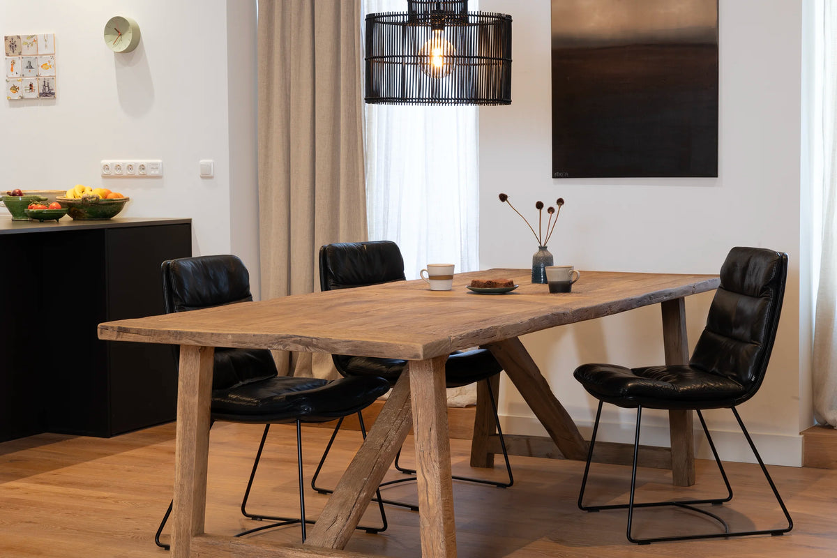 Eettafel Rothenburg gemaakt van hergebruikt oud eikenhout. Op maat verkrijgbaar.
