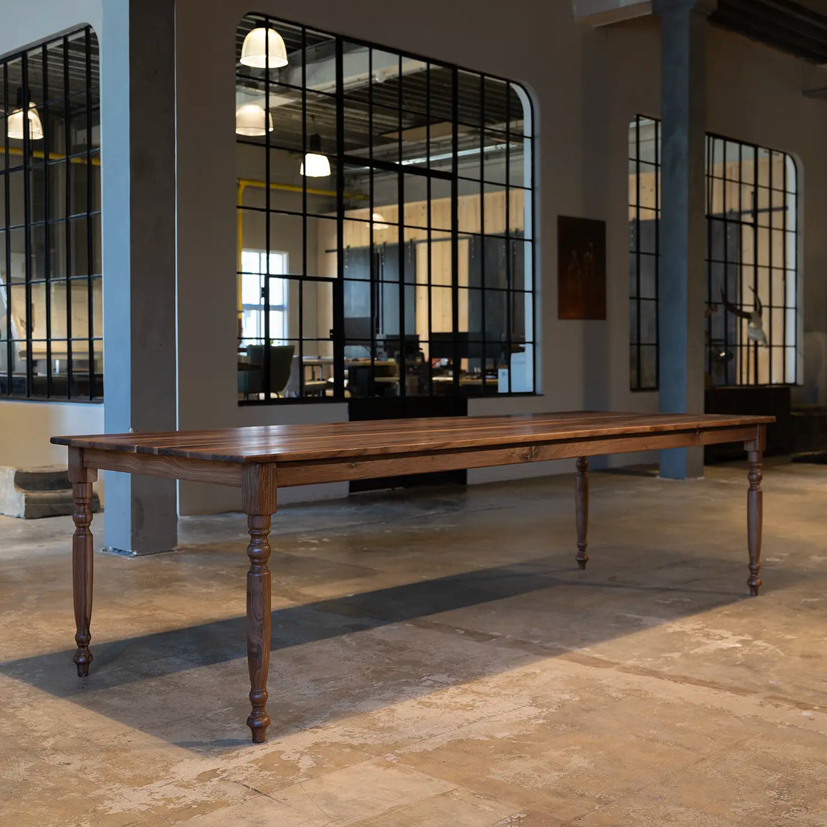 Notenhouten eettafel in Franse stijl