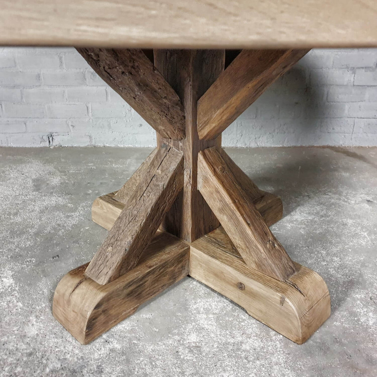 Runder Klostertisch aus Altholz Eiche – Typ Basel – H031