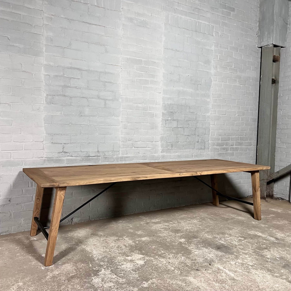 Skandinavischer Esstisch Bato – Langlebige alte Eiche und Stahl – H024