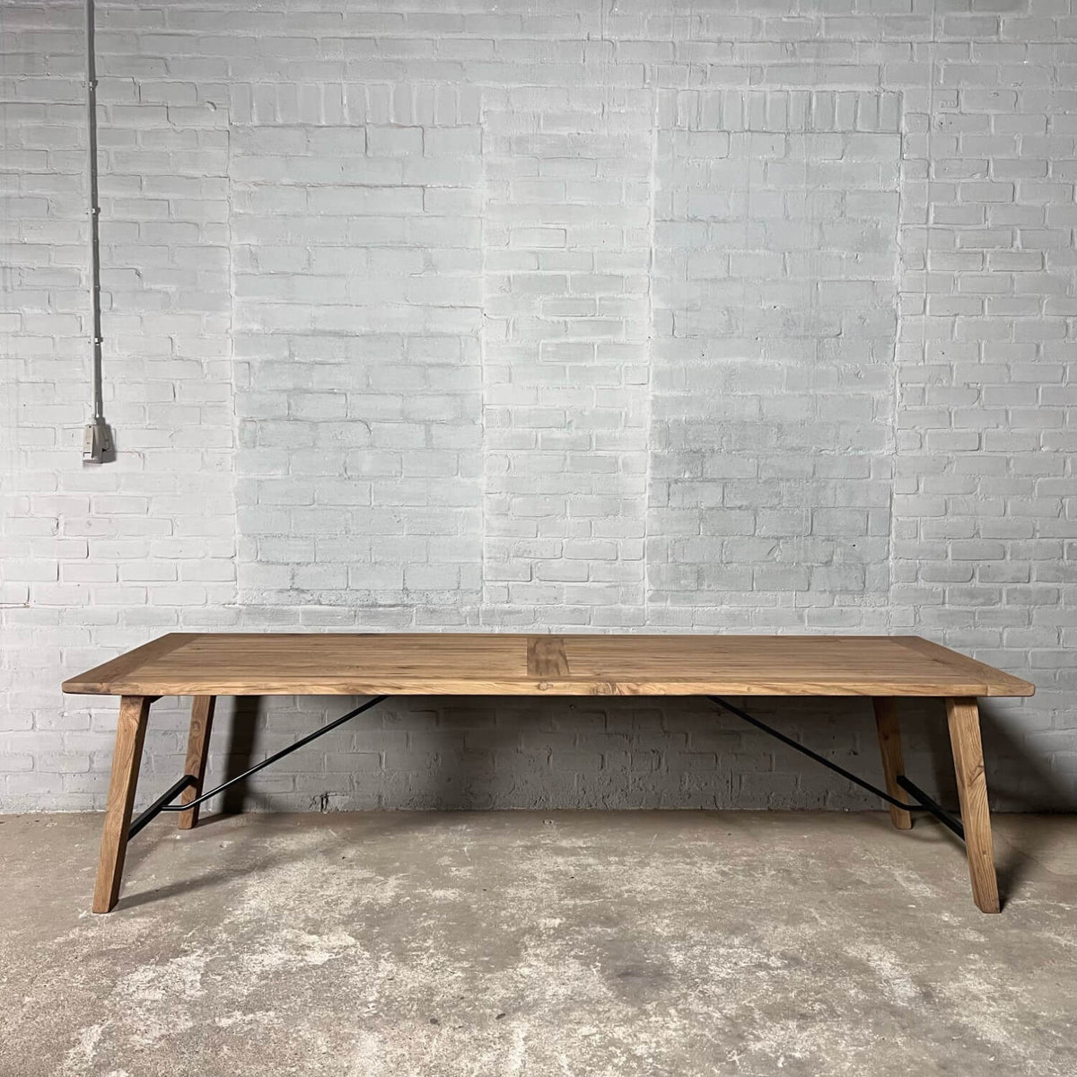 Skandinavischer Esstisch Bato – Langlebige alte Eiche und Stahl – H024