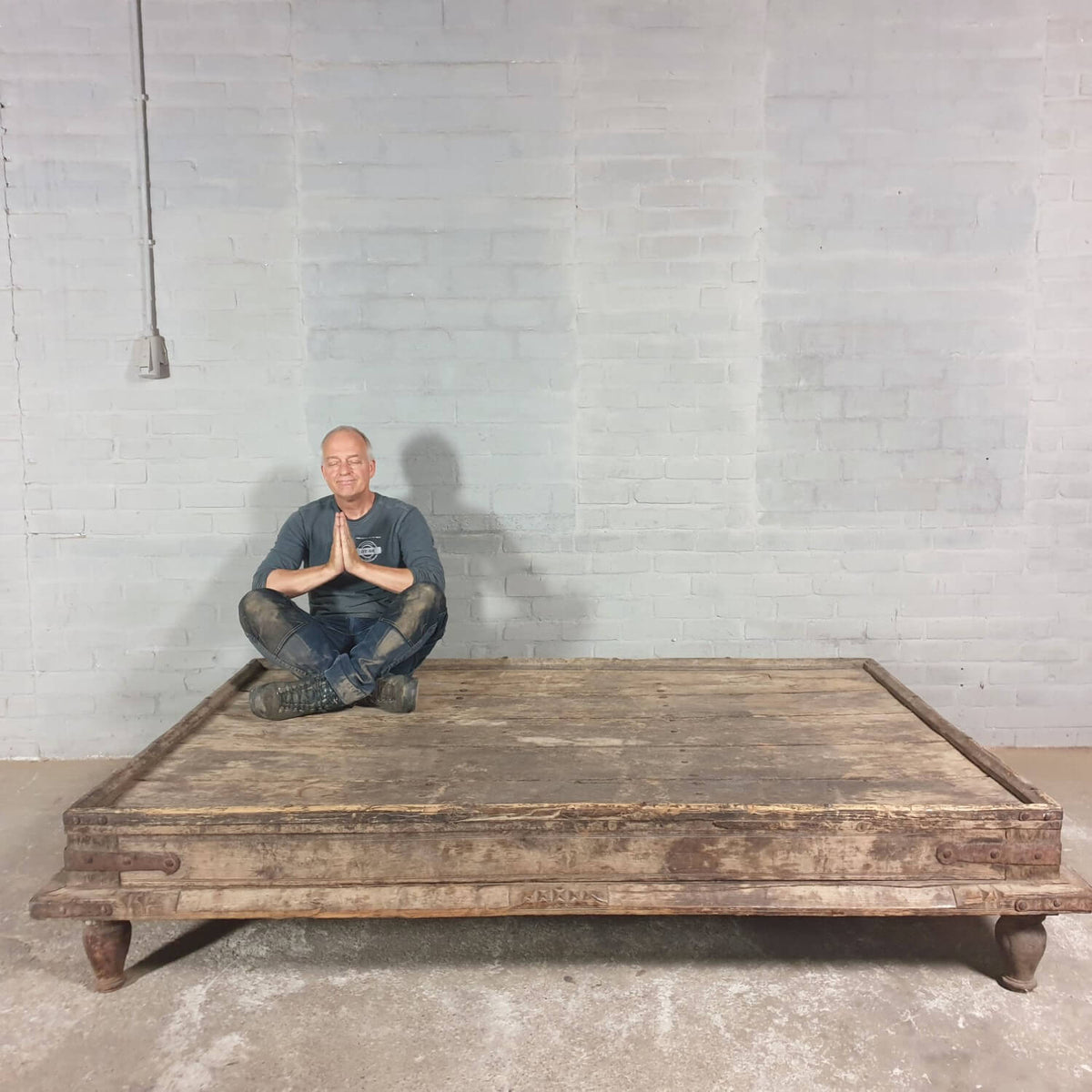 Ulme Couchtisch im Landhausstil – robust und extragroß H030