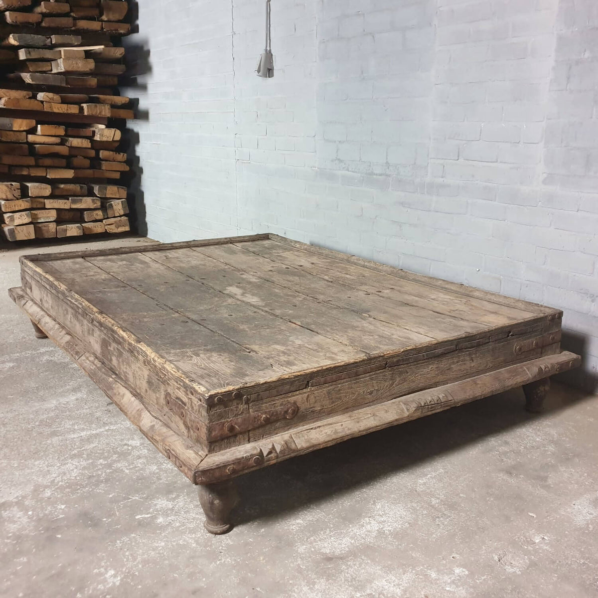Ulme Couchtisch im Landhausstil – robust und extragroß H030
