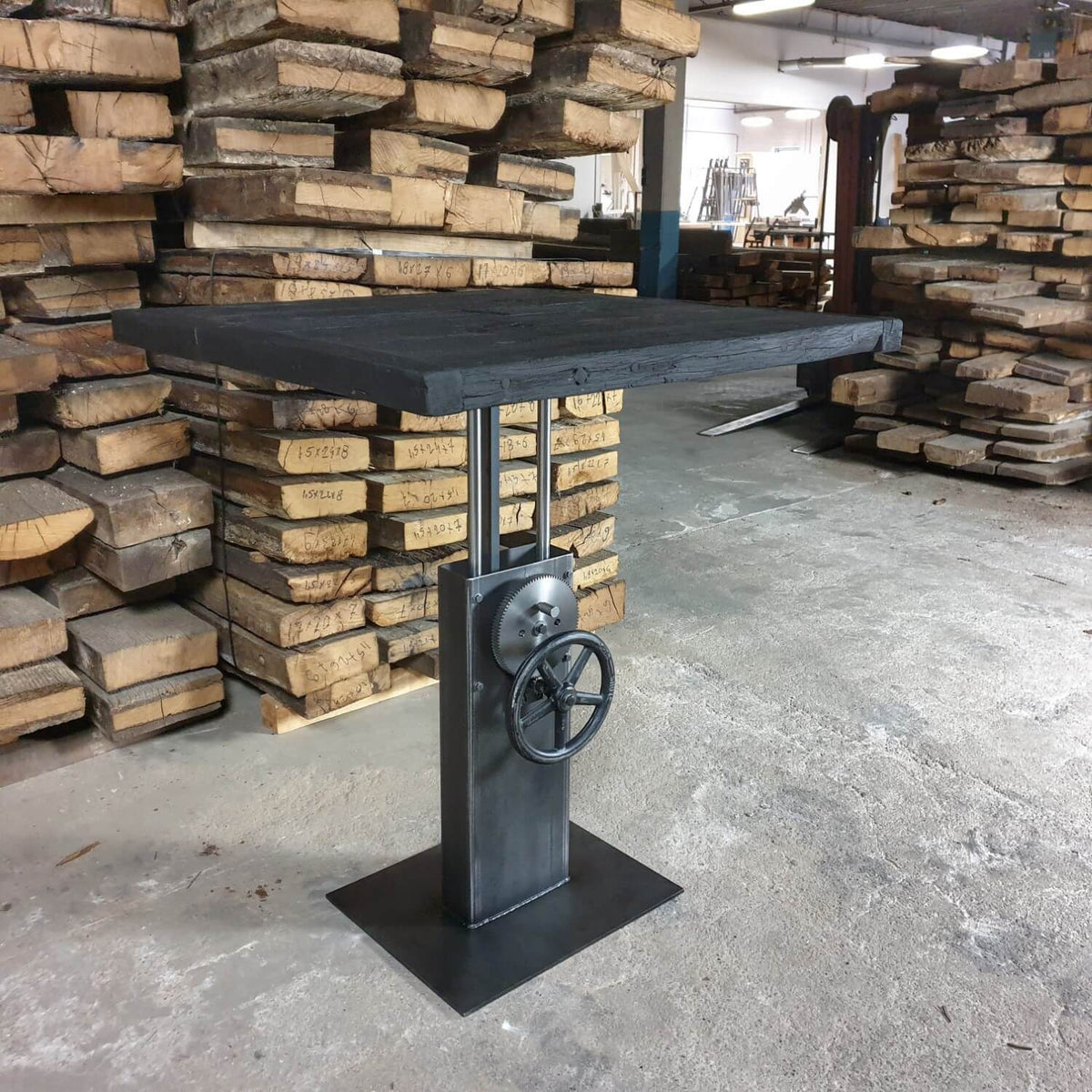 Hoogte verstelbare Industriele Bistro tafel met verkoold oud eiken tafelblad – IND782