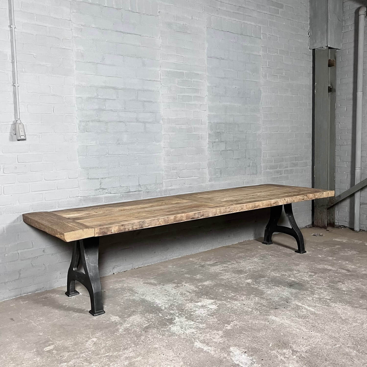 Langer Eiche Esstisch Industriedesign – Gusseisen Tischbeine – IND747