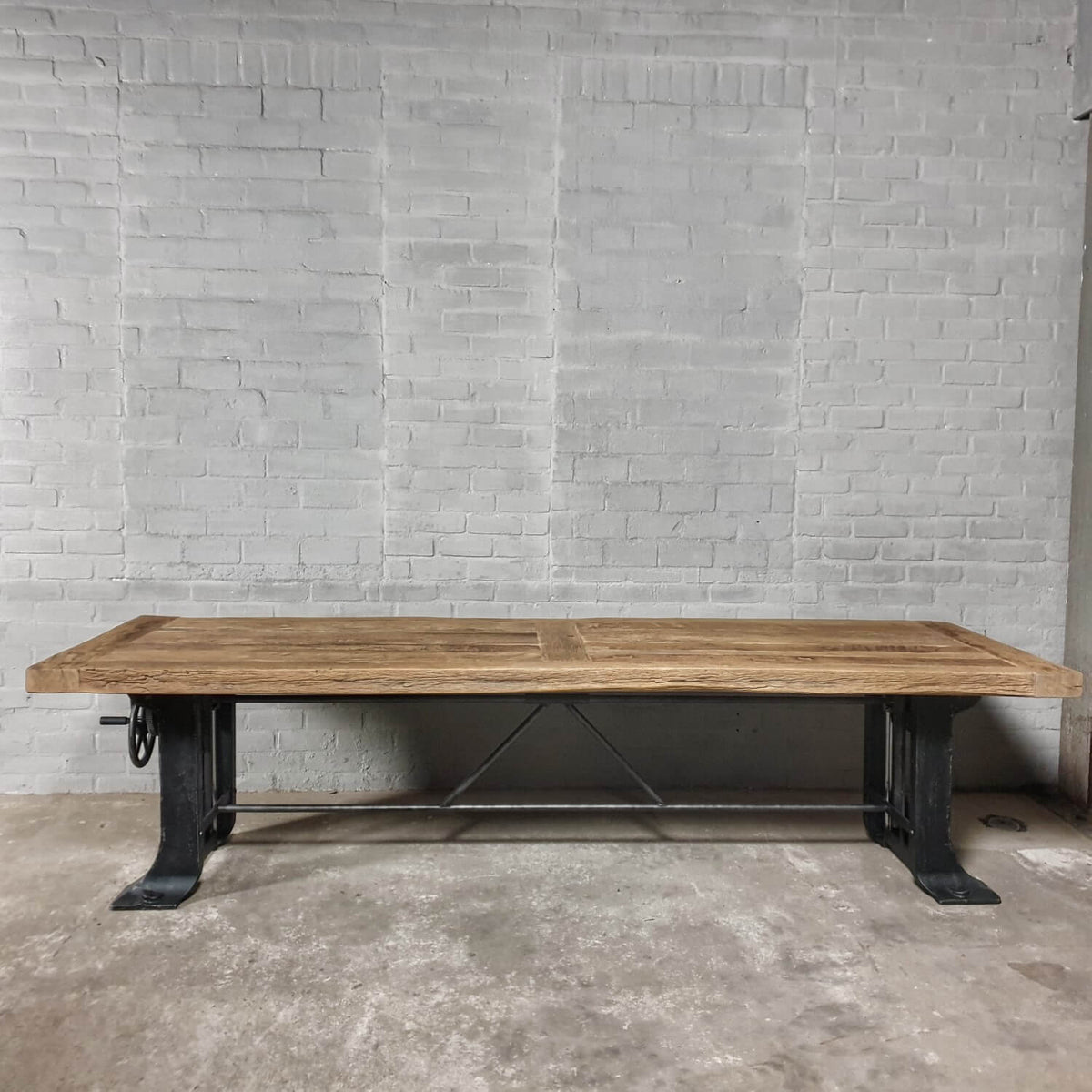Esstisch industriell – Tischplatte aus alter Eiche – höhenverstellbar – LIM26