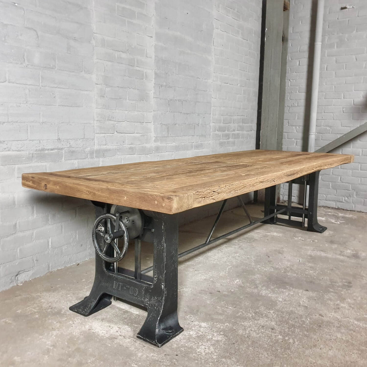 Esstisch industriell – Tischplatte aus alter Eiche – höhenverstellbar – LIM26