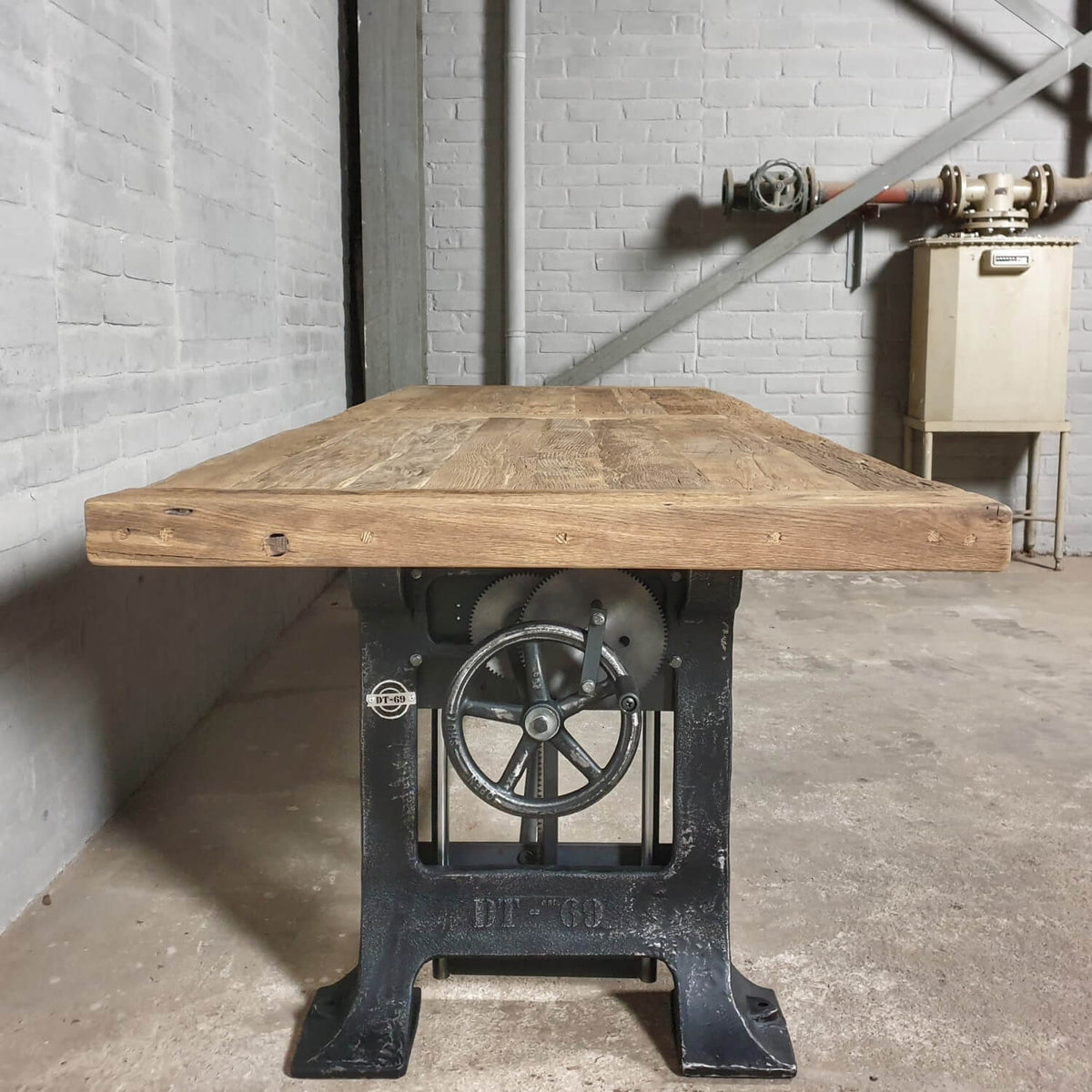 Esstisch industriell – Tischplatte aus alter Eiche – höhenverstellbar – LIM26