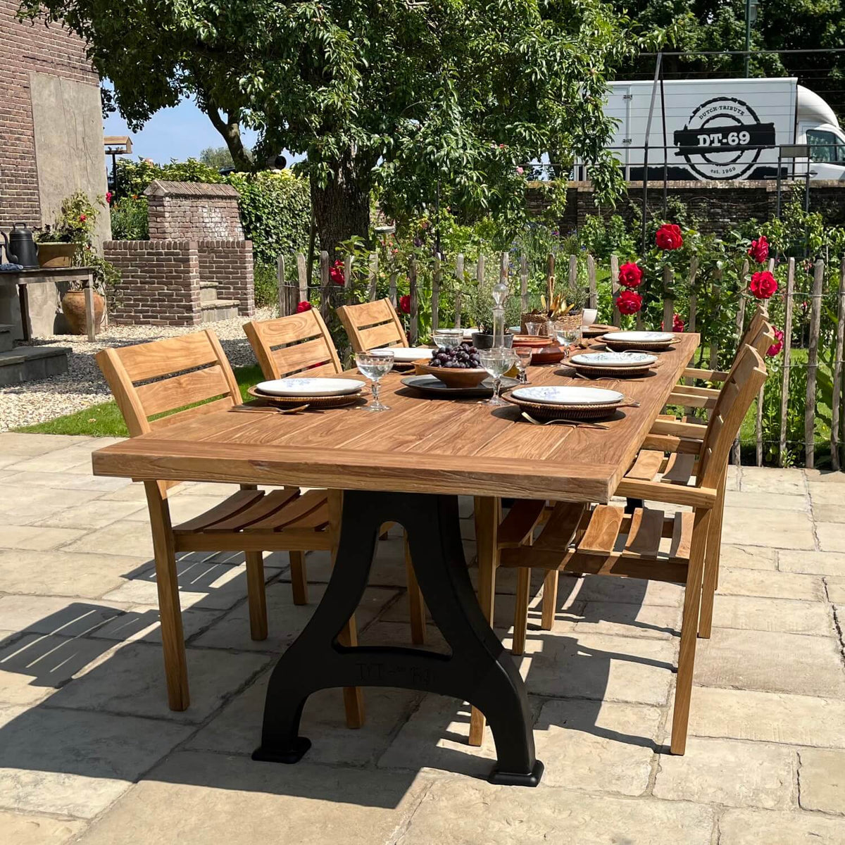 Tuintafel met industrieel uiterlijk door gietijzeren poten en teak tafelblad