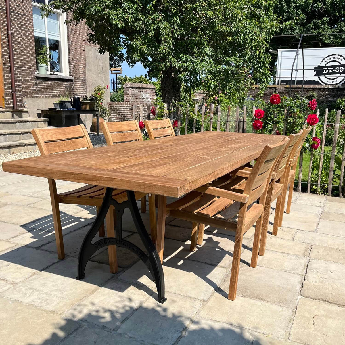 Industriële tuintafel met dunne gietijzeren poot en teakhouten tafelblad