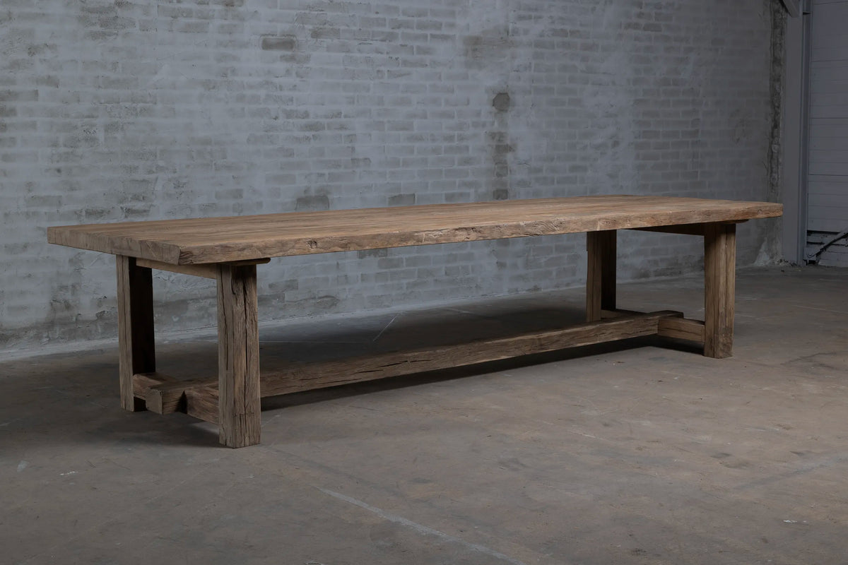 schuin zijaanzicht van Z027-M Ulm kloostertafel van massief eikenhout