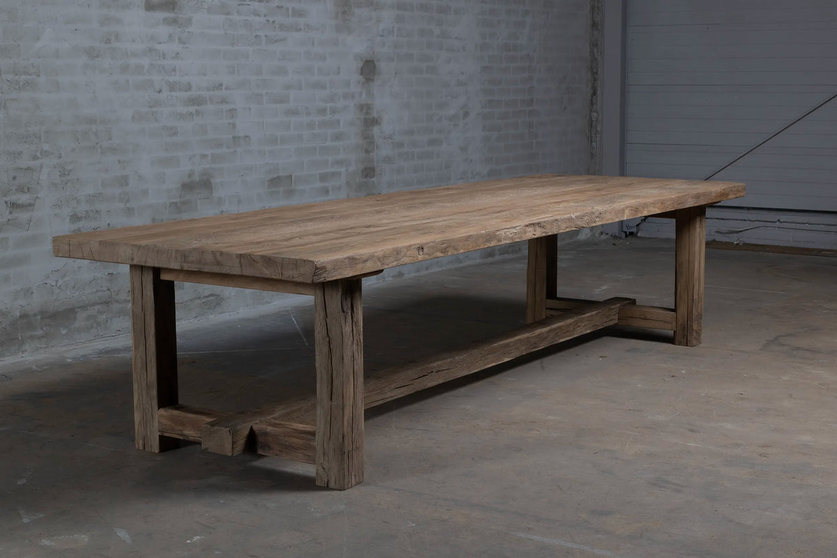 schuin bovenaanzicht van Z027-M Ulm kloostertafel van massief eikenhout