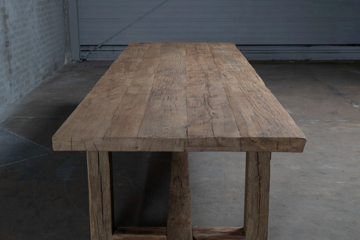 closeup van tafelblad van de Z027-M Ulm kloostertafel van massief oud eikenhout