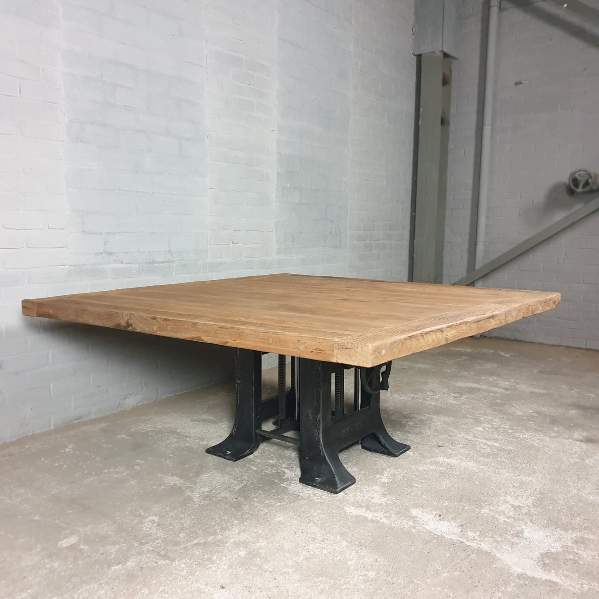 Quadratischer Esstisch mit Eichenplatte und Metallbeinen – höhenverstellbar – LIM27