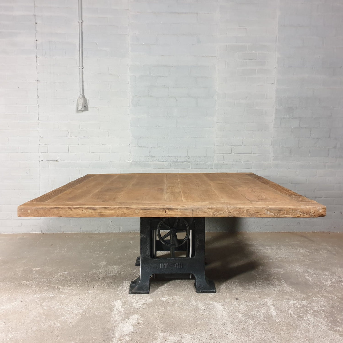 Quadratischer Esstisch mit Eichenplatte und Metallbeinen – höhenverstellbar – LIM27