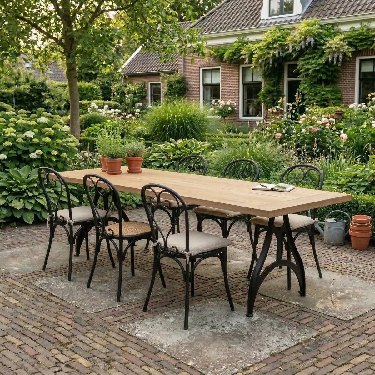 Gartentisch aus Holz nach Maß – Tischbeine aus Gusseisen – T21