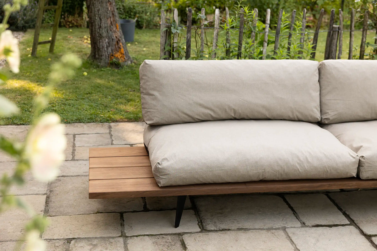 Moderne Gartenbank aus Holz mit Eisenuntergestell – TB01