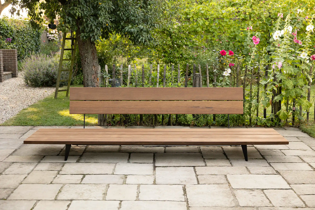 Moderne Gartenbank aus Holz mit Eisenuntergestell – TB01