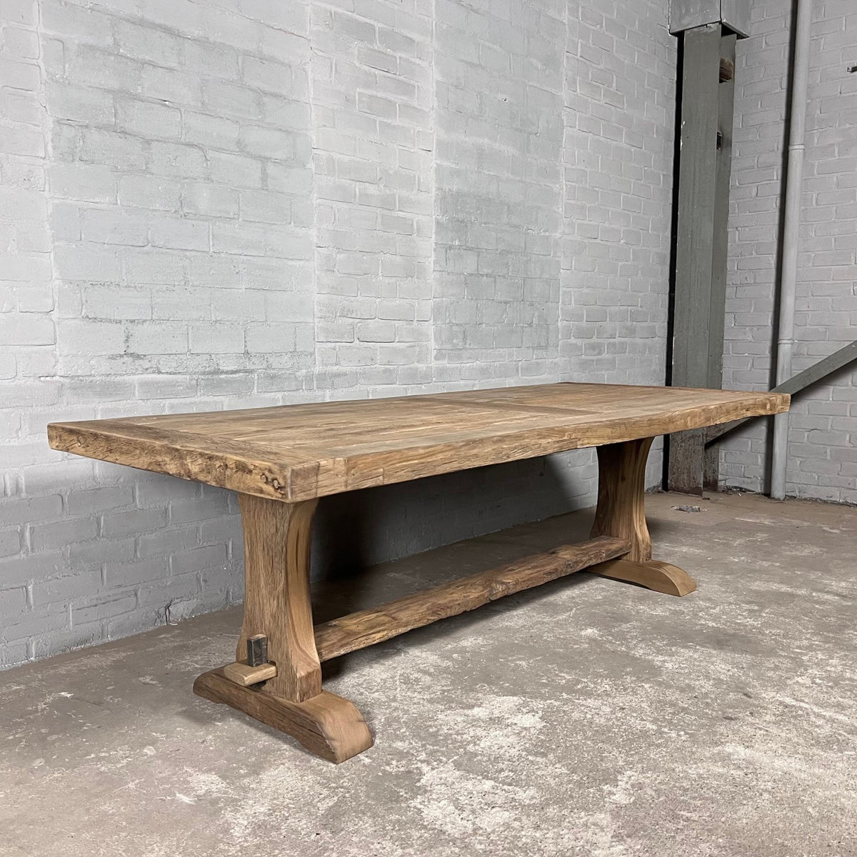 Landelijke eettafel van oud eikenhout