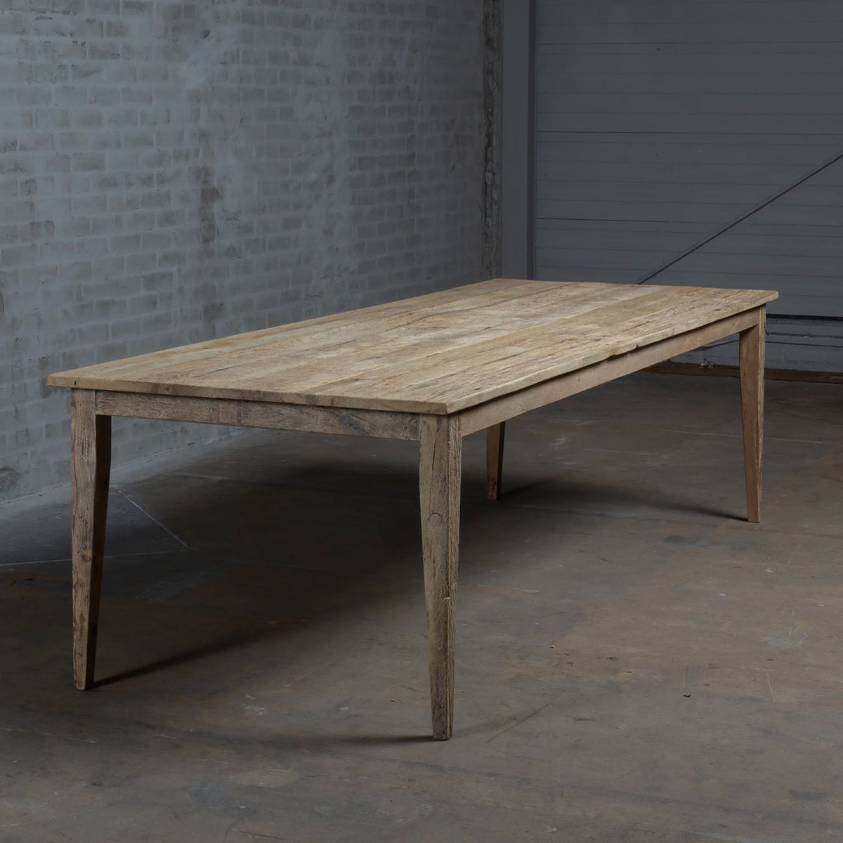 Landelijke franse eettafel van oud eikenhout