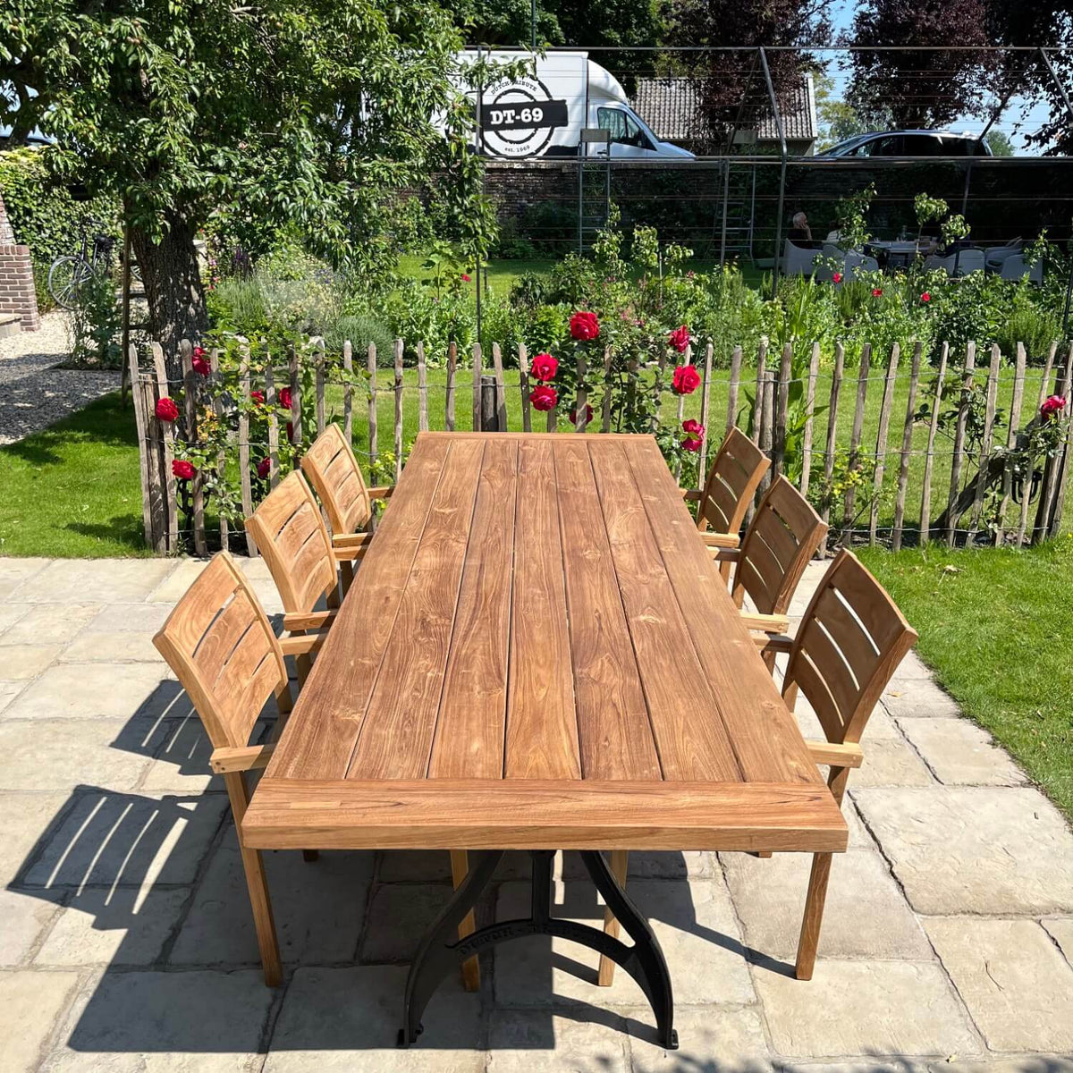 Industrie Design Gartentisch mit Tischbeine aus Gusseisen und Tischplatte aus Teakholz – T09
