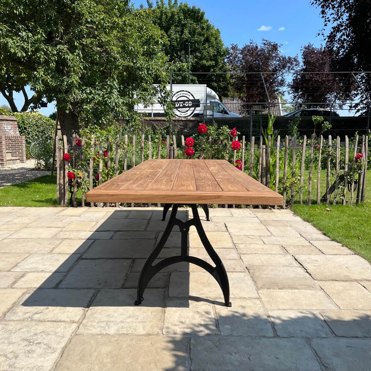 Industrie Design Gartentisch mit Tischbeine aus Gusseisen und Tischplatte aus Teakholz – T09