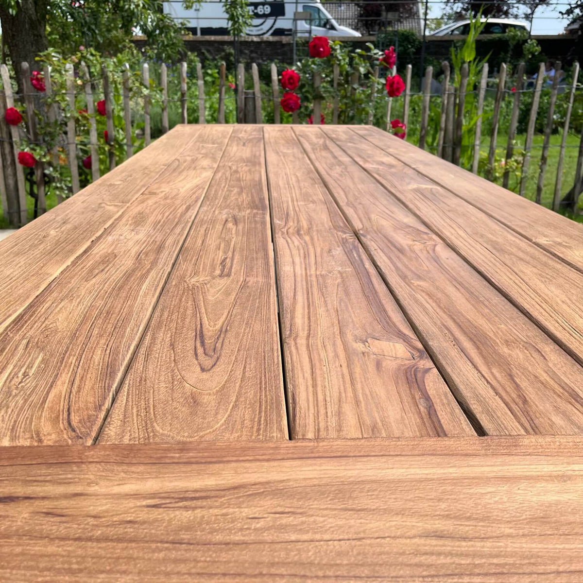 Industrie Design Gartentisch mit Tischbeine aus Gusseisen und Tischplatte aus Teakholz – T12