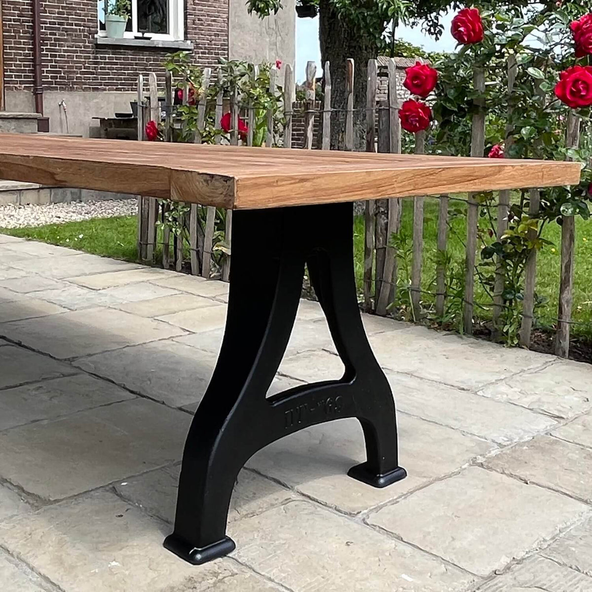 Industrie Design Gartentisch mit Tischbeine aus Gusseisen und Tischplatte aus Teakholz – T12