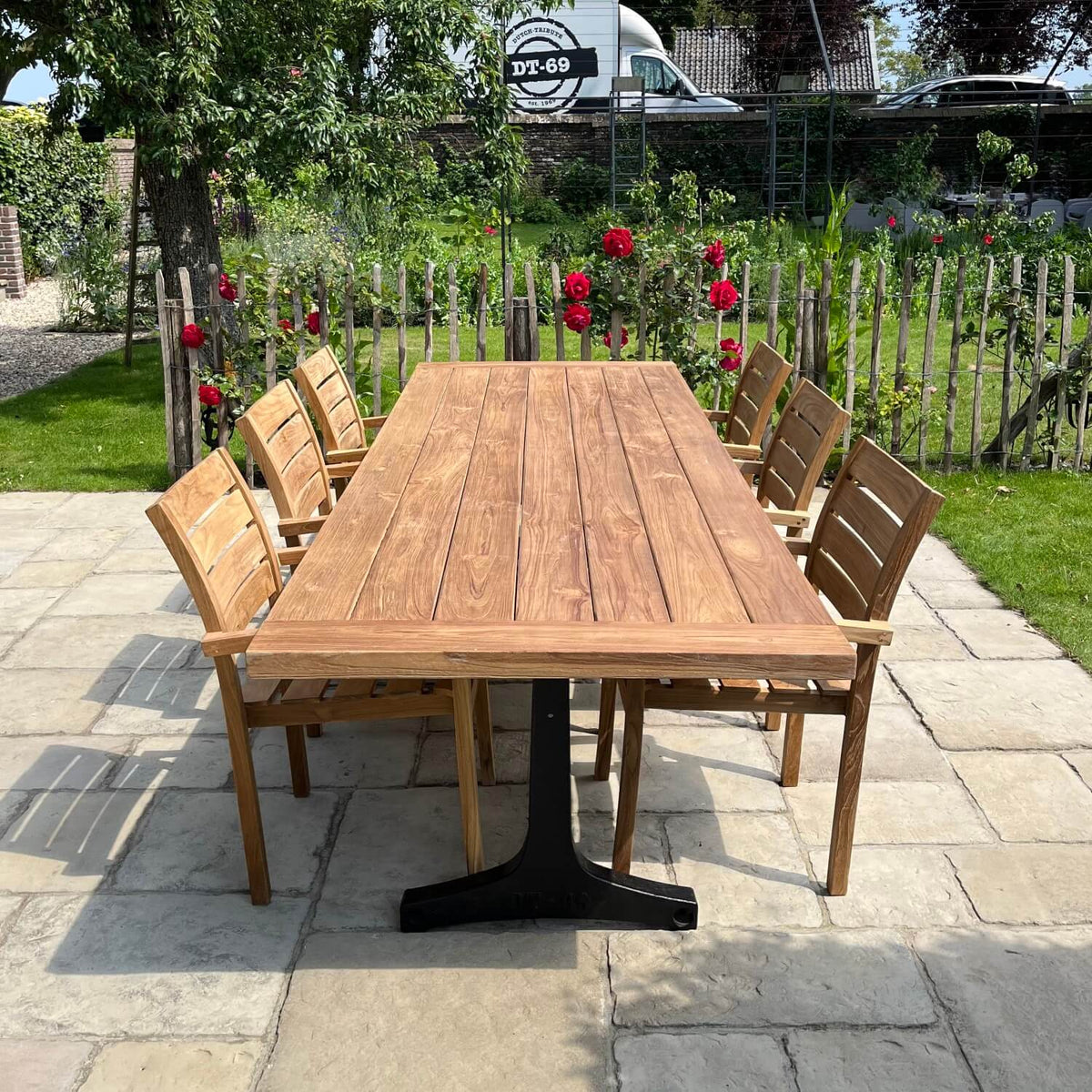Teakholz Gartentisch – Tischbeine aus Gusseisen – Industrie design – T13