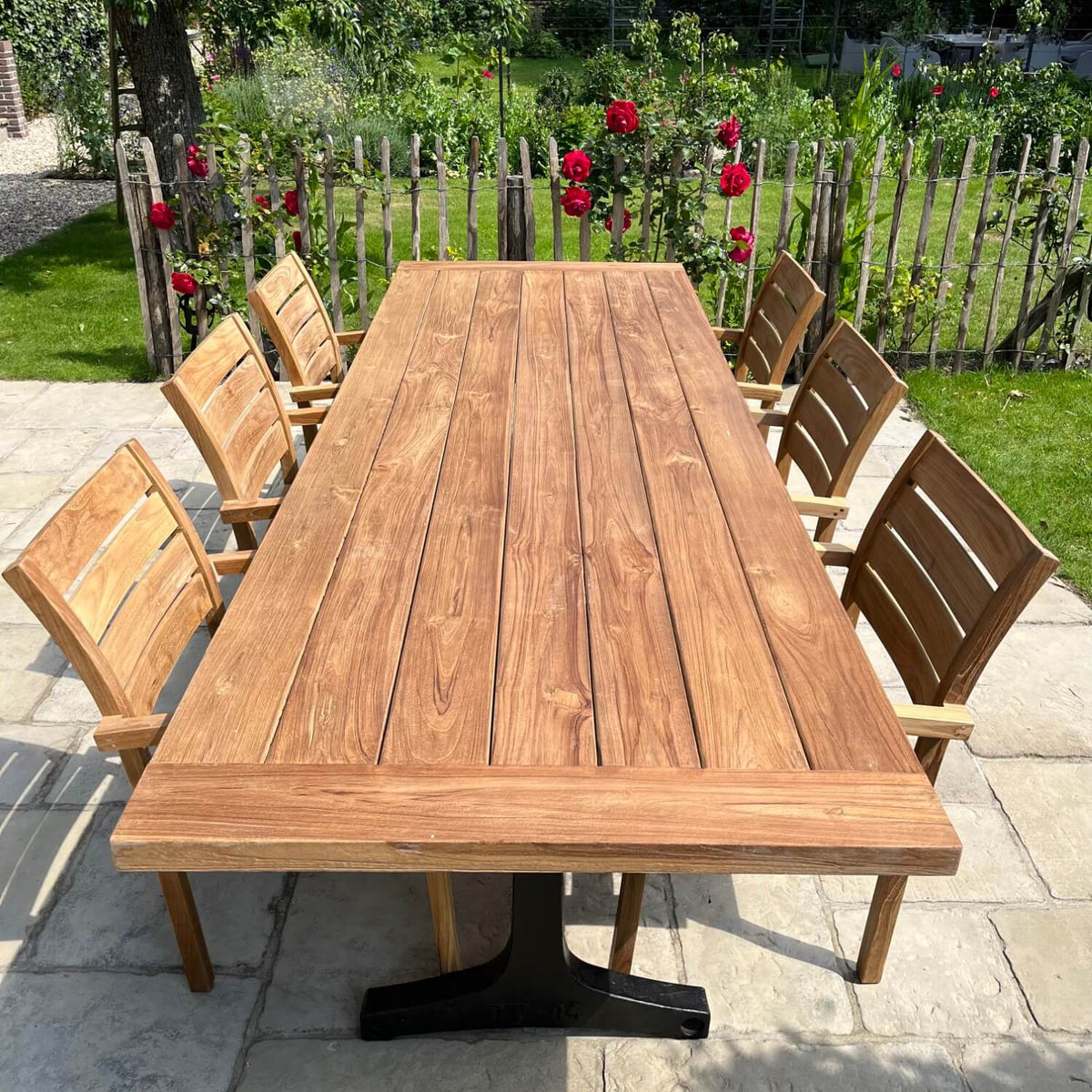 Teakholz Gartentisch – Tischbeine aus Gusseisen – Industrie design – T13