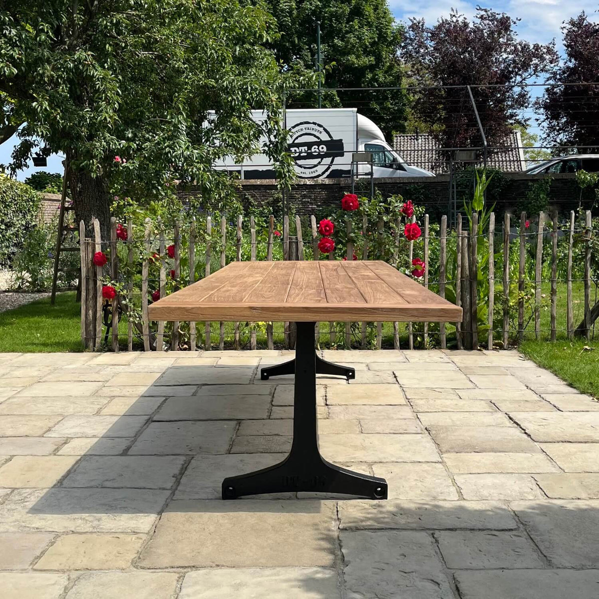 Teakholz Gartentisch – Tischbeine aus Gusseisen – Industrie design – T13