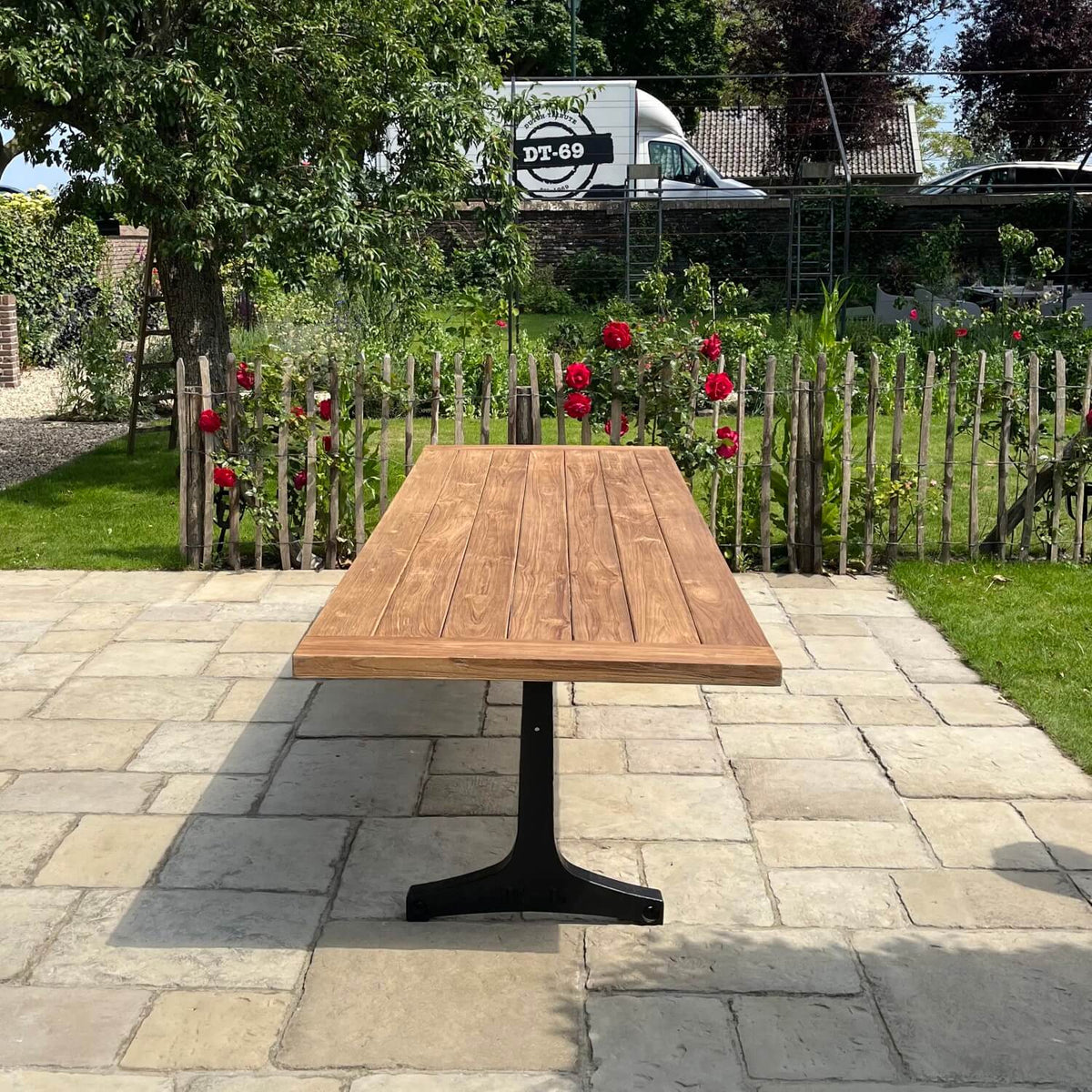 Teakholz Gartentisch – Tischbeine aus Gusseisen – Industrie design – T13